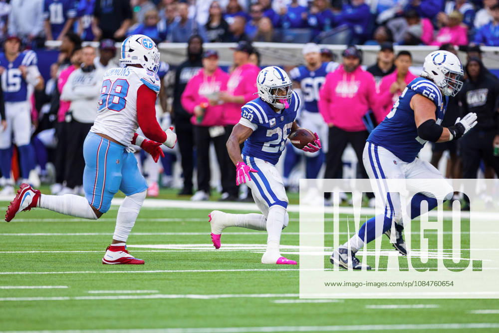 NFL, American Football Herren, USA 2026: Titans Vs Colts OCT 18 Oct 18, 2026; Indianapolis, IN, USA; Indianapolis Colts running back Jonathan Taylor (28) runs with the ball as Tennessee Titans defensive lineman Jeffery Simmons (98) pursues during NFL game action at Lucas Oil Stadium. Mandatory Credit: John Mersits-Cal Media (Credit Image: Â John Mersits Cal Sport Media) Indianapolis In USA