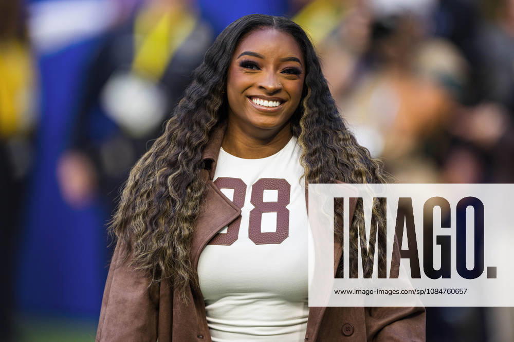 NFL, American Football Herren, USA 2026: Titans Vs Colts OCT 18 Oct 18, 2026; Indianapolis, IN, USA; Simone Biles stands on the sideline during pregame of NFL game action between the Indianapolis Colts and the Tennessee Titans at Lucas Oil Stadium. Mandatory Credit: John Mersits-Cal Media (Credit Image: Â John Mersits Cal Sport Media) Indianapolis In USA