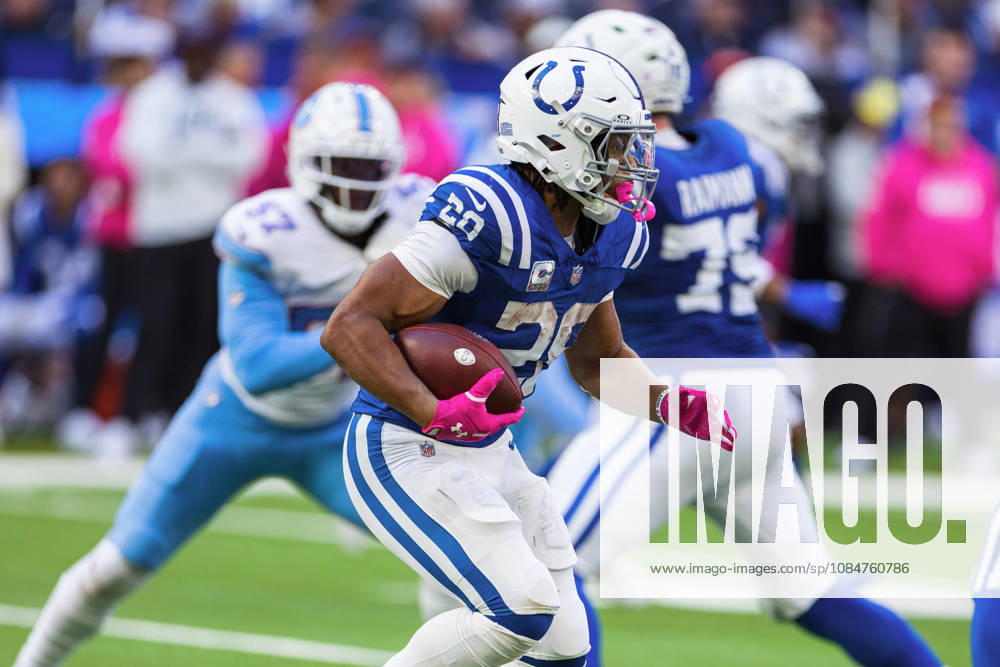 NFL, American Football Herren, USA 2026: Titans Vs Colts OCT 18 Oct 18, 2026; Indianapolis, IN, USA; Indianapolis Colts running back Jonathan Taylor (28) runs with the ball during NFL game action against the Tennessee Titans at Lucas Oil Stadium. Mandatory Credit: John Mersits-Cal Media (Credit Image: Â John Mersits Cal Sport Media) Indianapolis In USA