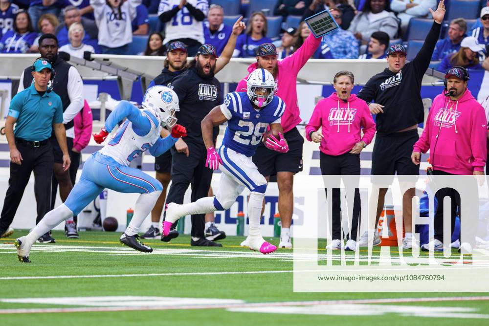 NFL, American Football Herren, USA 2026: Titans Vs Colts OCT 18 Oct 18, 2026; Indianapolis, IN, USA; Indianapolis Colts running back Jonathan Taylor (28) runs with the ball as Tennessee Titans safety Tony Adams (29) pursues during NFL game action at Lucas Oil Stadium. Mandatory Credit: John Mersits-Cal Media (Credit Image: Â John Mersits Cal Sport Media) Indianapolis In USA