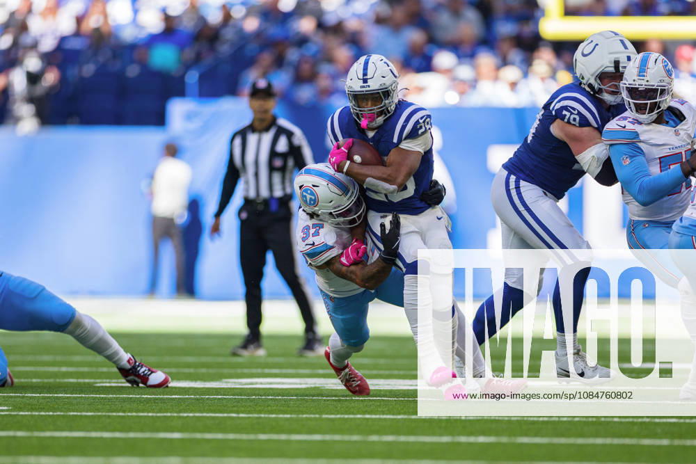 NFL, American Football Herren, USA 2026: Titans Vs Colts OCT 18 Oct 18, 2026; Indianapolis, IN, USA; Indianapolis Colts running back Jonathan Taylor (28) runs with the ball as Tennessee Titans safety Amani Hooker (37) attempts to make the tackle during NFL game action at Lucas Oil Stadium. Mandatory Credit: John Mersits-Cal Media (Credit Image: Â John Mersits Cal Sport Media) Indianapolis In USA