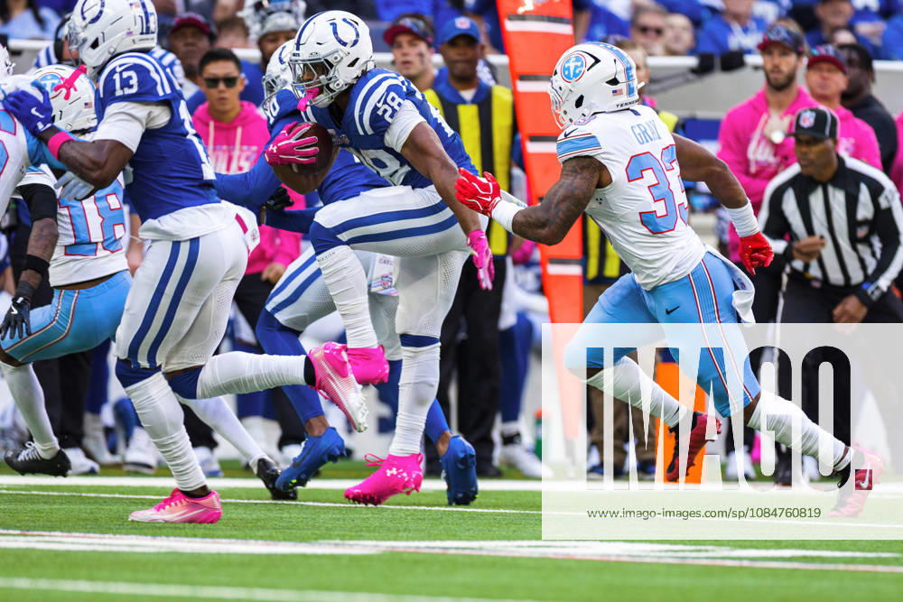 NFL, American Football Herren, USA 2026: Titans Vs Colts OCT 18 Oct 18, 2026; Indianapolis, IN, USA; Indianapolis Colts running back Jonathan Taylor (28) runs with the ball as Tennessee Titans linebacker Cedric Gray (33) pursues during NFL game action at Lucas Oil Stadium. Mandatory Credit: John Mersits-Cal Media (Credit Image: Â John Mersits Cal Sport Media) Indianapolis In USA