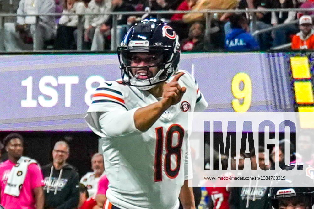 Chicago Bears quarterback Caleb Williams (18) calls a play during the game against the Atlanta Falcons at Mercedes-Benz Stadium. NFL, American Football Herren, USA Chicago Beras At Atlanta Falcons - ZUMAw109 20261018_fap_w109_004
