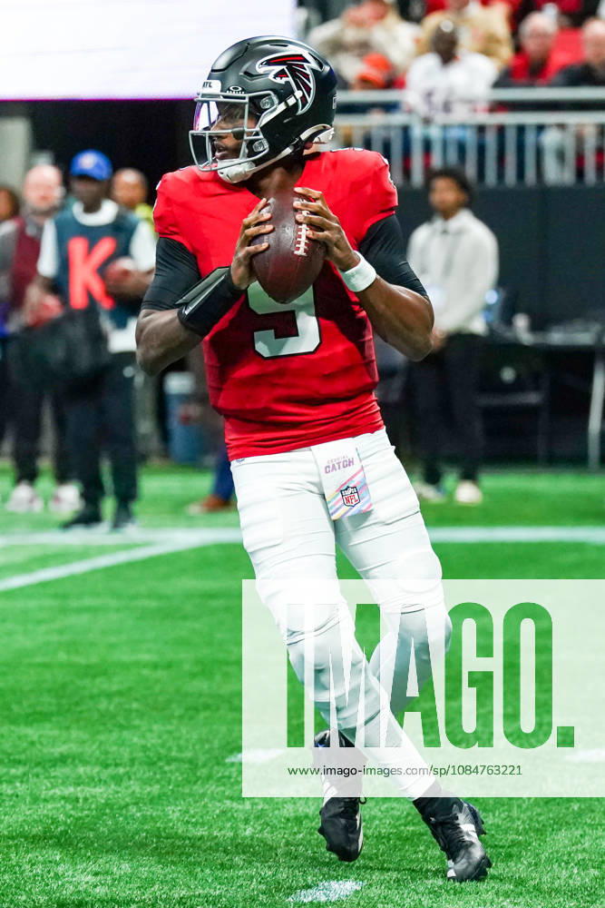 Atlanta Falcons quarterback Michael Penix Jr (9) looks to throw the ball during the game against the Chicago Bears at Mercedes-Benz Stadium. NFL, American Football Herren, USA Chicago Beras At Atlanta Falcons - ZUMAw109 20261018_fap_w109_005