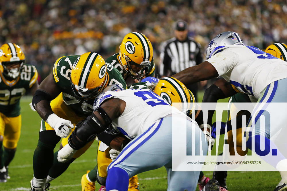 GREEN BAY, WI - OCTOBER 18: Green Bay Packers quarterback Jordan Love (10) tucks in and scores a touchdown during a game between the Green Bay Packers and the Dallas Cowboys on October 18, 2026 at Lambeau Field in Green Bay, WI. (Photo by Larry Radloff Icon Sportswire) NFL, American Football Herren, USA OCT 18 Cowboys at Packers Icon2610180642