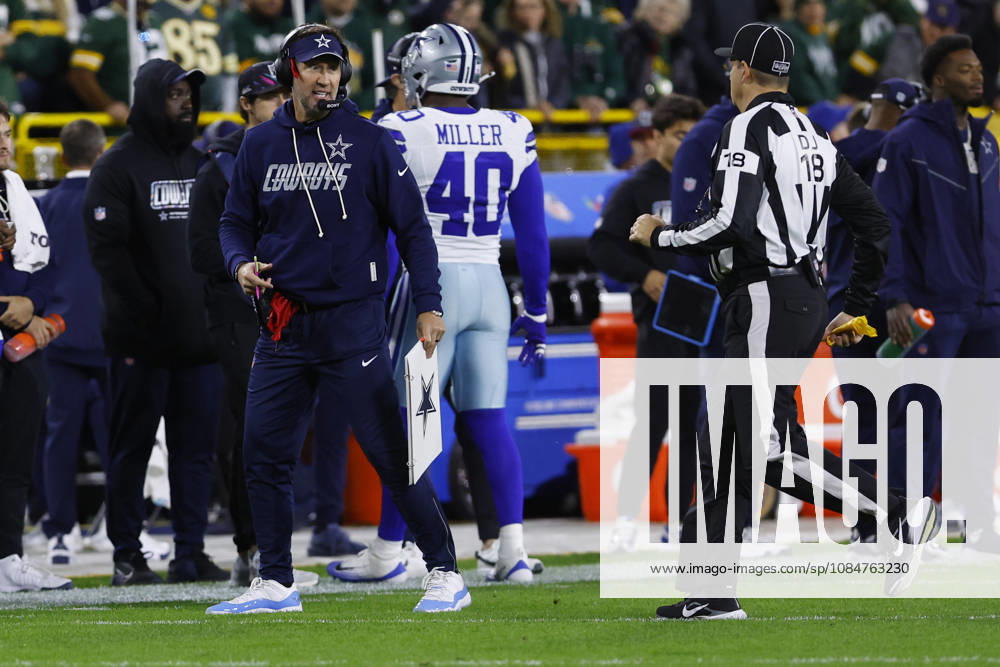 GREEN BAY, WI - OCTOBER 18: Dallas Cowboys head coach Brian Schottenheimer reaches for his challenge flag during a game between the Green Bay Packers and the Dallas Cowboys on October 18, 2026 at Lambeau Field in Green Bay, WI. (Photo by Larry Radloff Icon Sportswire) NFL, American Football Herren, USA OCT 18 Cowboys at Packers Icon2610181652