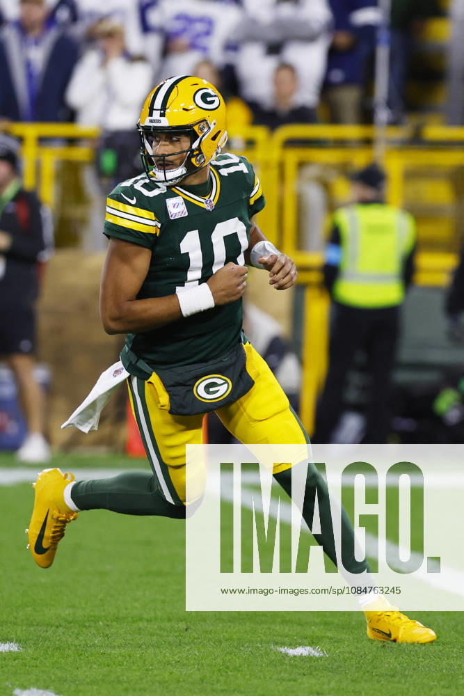 GREEN BAY, WI - OCTOBER 18: Green Bay Packers quarterback Jordan Love (10) rolls out during a game between the Green Bay Packers and the Dallas Cowboys on October 18, 2026 at Lambeau Field in Green Bay, WI. (Photo by Larry Radloff Icon Sportswire) NFL, American Football Herren, USA OCT 18 Cowboys at Packers Icon2610181145