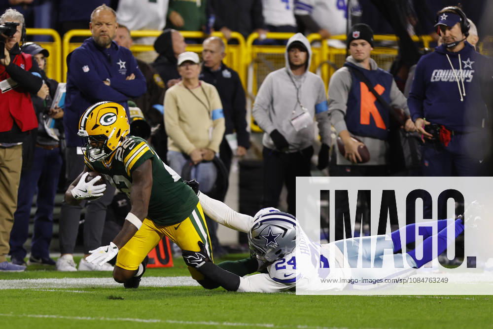 GREEN BAY, WI - OCTOBER 18: Green Bay Packers running back Pierre Strong (22) stretches for a first down during a game between the Green Bay Packers and the Dallas Cowboys on October 18, 2026 at Lambeau Field in Green Bay, WI. (Photo by Larry Radloff Icon Sportswire) NFL, American Football Herren, USA OCT 18 Cowboys at Packers Icon2610181778
