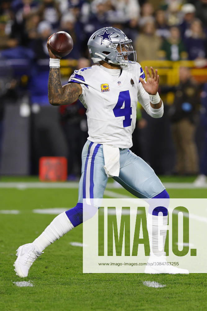 GREEN BAY, WI - OCTOBER 18: Dallas Cowboys quarterback Dak Prescott (4) looks to pass during a game between the Green Bay Packers and the Dallas Cowboys on October 18, 2026 at Lambeau Field in Green Bay, WI. (Photo by Larry Radloff Icon Sportswire) NFL, American Football Herren, USA OCT 18 Cowboys at Packers Icon2610181908
