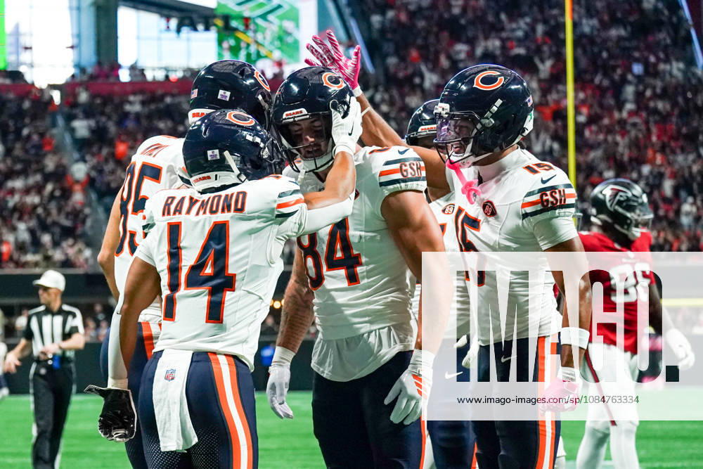 Chicago Bears tight end Colston Loveland (84)(C) celebrates with teammates wide receivers Kalif Raymond (14) and Rome Odunze (15) and tight end Cole Kmet (85) during the game against the Atlanta Falcons at Mercedes-Benz Stadium. NFL, American Football Herren, USA Chicago Beras At Atlanta Falcons - ZUMAw109 20261018_fap_w109_008