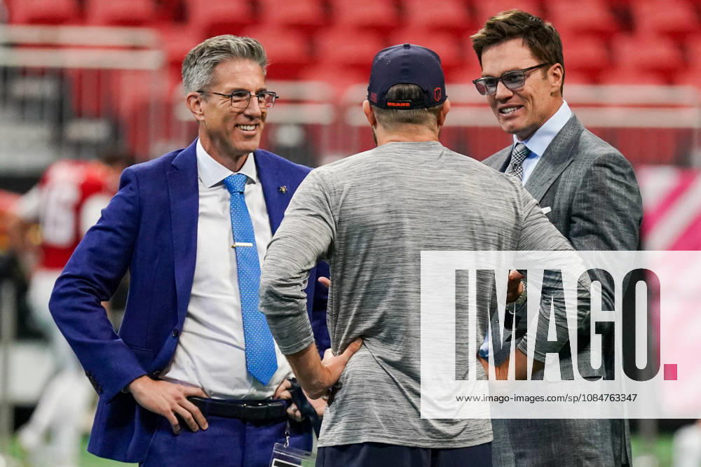 (L-R) Sportscaster Kevin Burkhardt, Chicago Bears quarterback Case Keenum, and broadcaster Tom Brady on the field before the game against the Atlanta Falcons at Mercedes-Benz Stadium. Atlanta USA - ZUMAw109 20261018_fap_w109_002