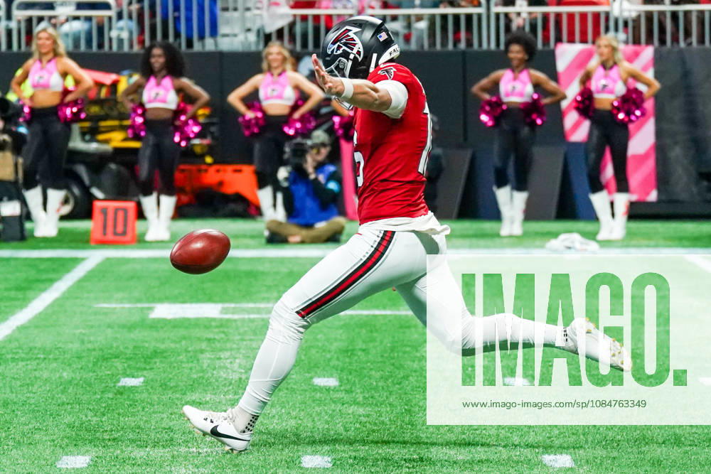 Atlanta Falcons punter Jake Bailey (16) kicks the ball during the game against the Chicago Bears at Mercedes-Benz Stadium. Atlanta USA - ZUMAw109 20261018_fap_w109_003