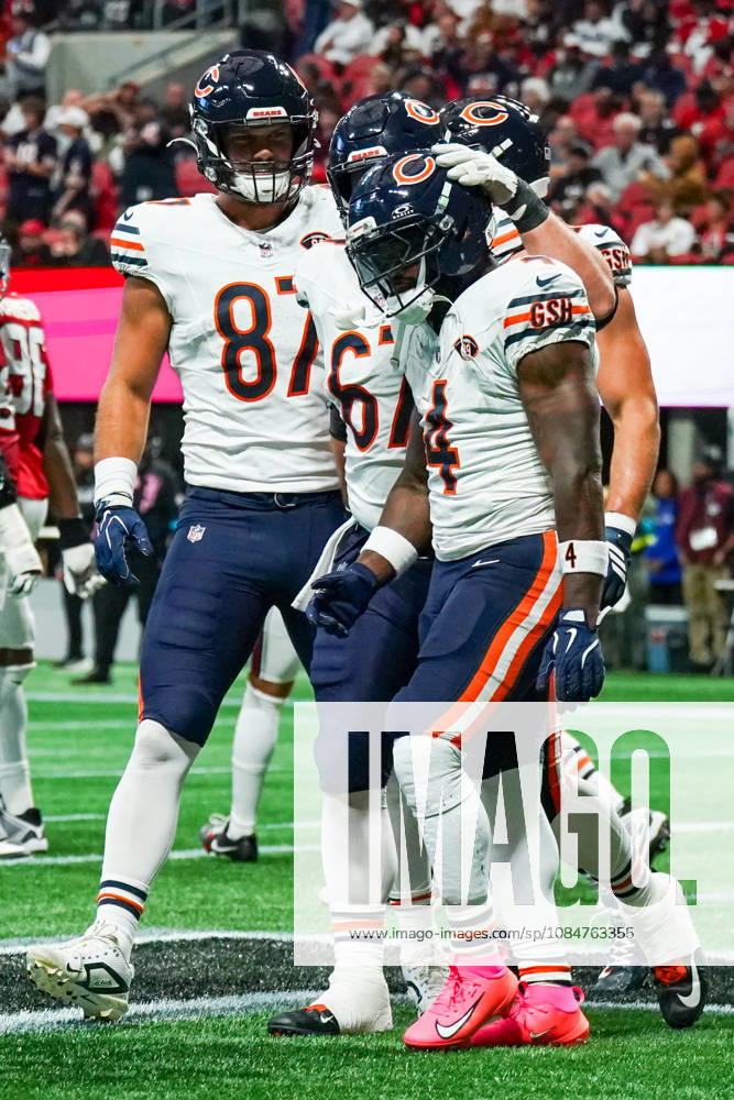 Chicago Bears running back D Andre Swift (4) celebrates with teammates after scoring a touchdown during the game against the Atlanta Falcons at Mercedes-Benz Stadium. NFL, American Football Herren, USA Chicago Beras At Atlanta Falcons - ZUMAw109 20261018_fap_w109_010