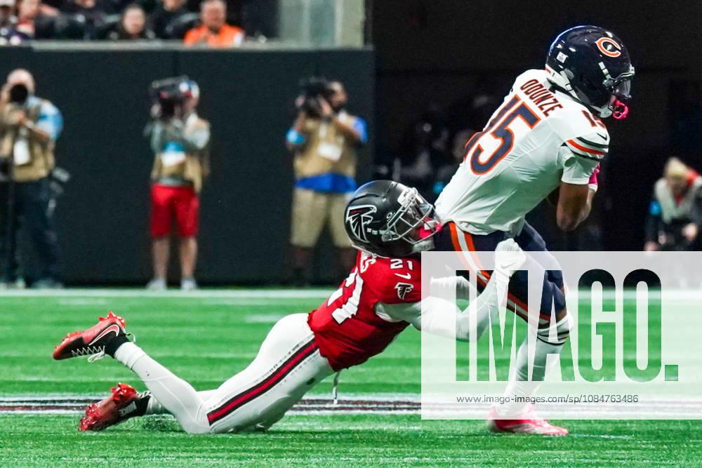 Atlanta Falcons cornerback Mike Hughes (21) tackles Chicago Bears wide receiver Rome Odunze (15) during the game at Mercedes-Benz Stadium. NFL, American Football Herren, USA Chicago Beras At Atlanta Falcons - ZUMAw109 20261018_fap_w109_011
