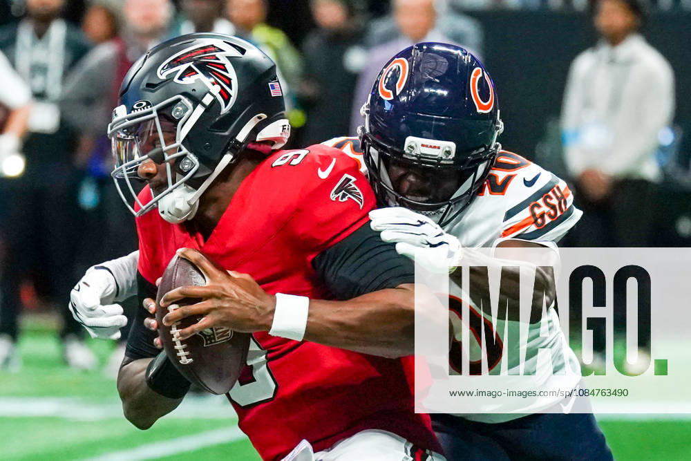 Atlanta Falcons quarterback Michael Penix Jr (9) gets sacked by Chicago Bears defensive back Clark Philips III (20) during the game at Mercedes-Benz Stadium. NFL, American Football Herren, USA Chicago Beras At Atlanta Falcons - ZUMAw109 20261018_fap_w109_012