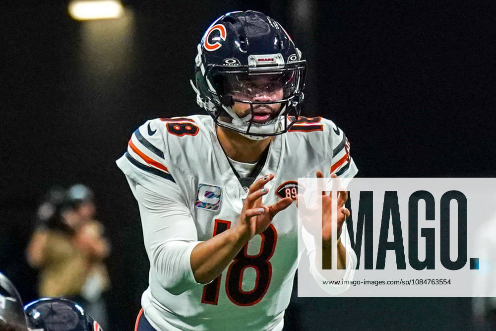 Chicago Bears quarterback Caleb Williams (18) calls a play during the game against the Atlanta Falcons at Mercedes-Benz Stadium. NFL, American Football Herren, USA Chicago Beras At Atlanta Falcons - ZUMAw109 20261018_fap_w109_014
