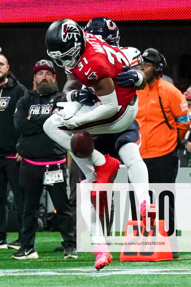 Atlanta Falcons safety Xavier Watts (31) attempts to intercept a pass directed at Chicago Bears running back D Andre Swift (4) during the game at Mercedes-Benz Stadium. Atlanta USA - ZUMAw109 20261018_fap_w109_009