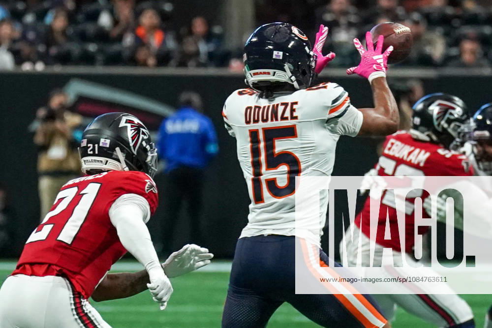 Chicago Bears wide receiver Rome Odunze (15) attempts a catch as Atlanta Falcons cornerback Mike Hughes (21) defends during the game at Mercedes-Benz Stadium. NFL, American Football Herren, USA Chicago Beras At Atlanta Falcons - ZUMAw109 20261018_fap_w109_015