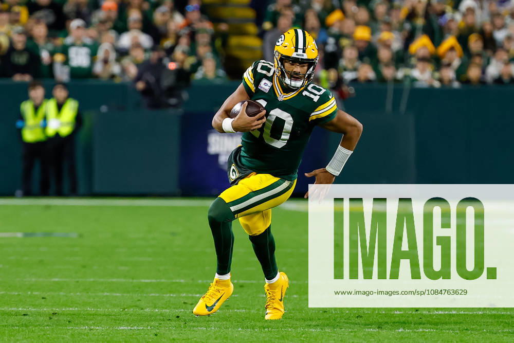 NFL, American Football Herren, USA 2026: Cowboys Vs Packers OCT 18 Oct 18, 2026; Green Bay, WI, USA; Green Bay Packers quarterback Jordan Love (10) running the ball during the NFL game against the Dallas Cowboys at Lambeau Field. Mandatory Credit: Darren Lee-Cal Media. (Credit Image: Â Darren Lee Cal Sport Media) Green Bay Wi USA