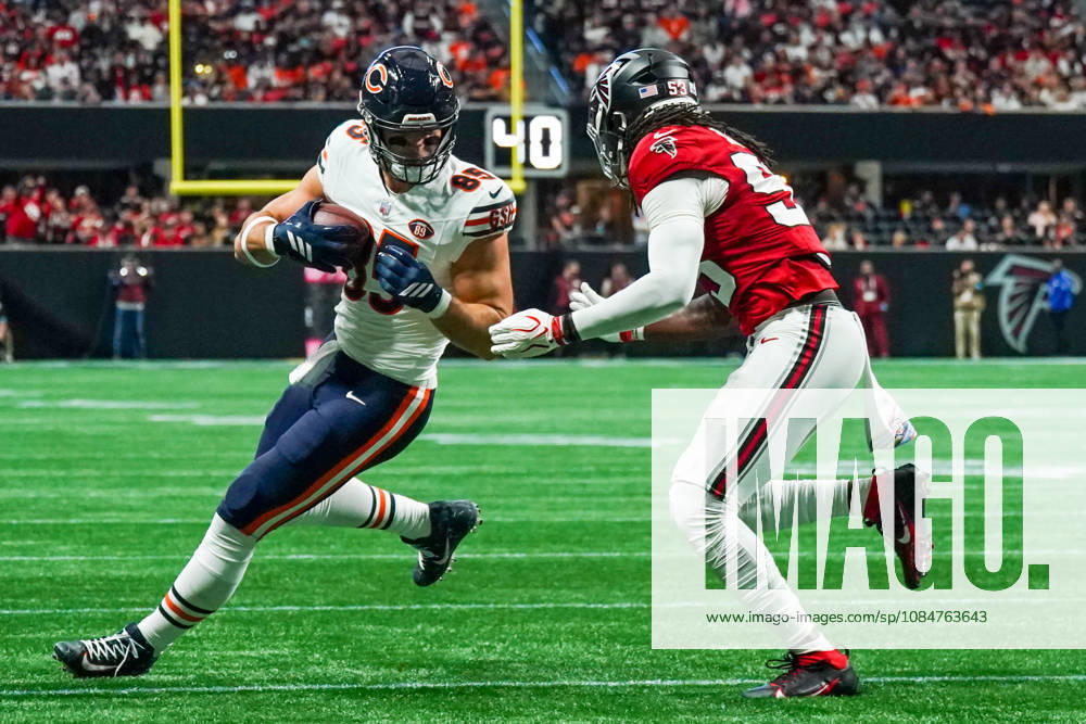 Chicago Bears tight end Cole Kmet (85) runs with the ball as Atlanta Falcons linebacker Kendal Daniels (53) attempts to tacklet during the game at Mercedes-Benz Stadium. NFL, American Football Herren, USA Chicago Beras At Atlanta Falcons - ZUMAw109 20261018_fap_w109_018
