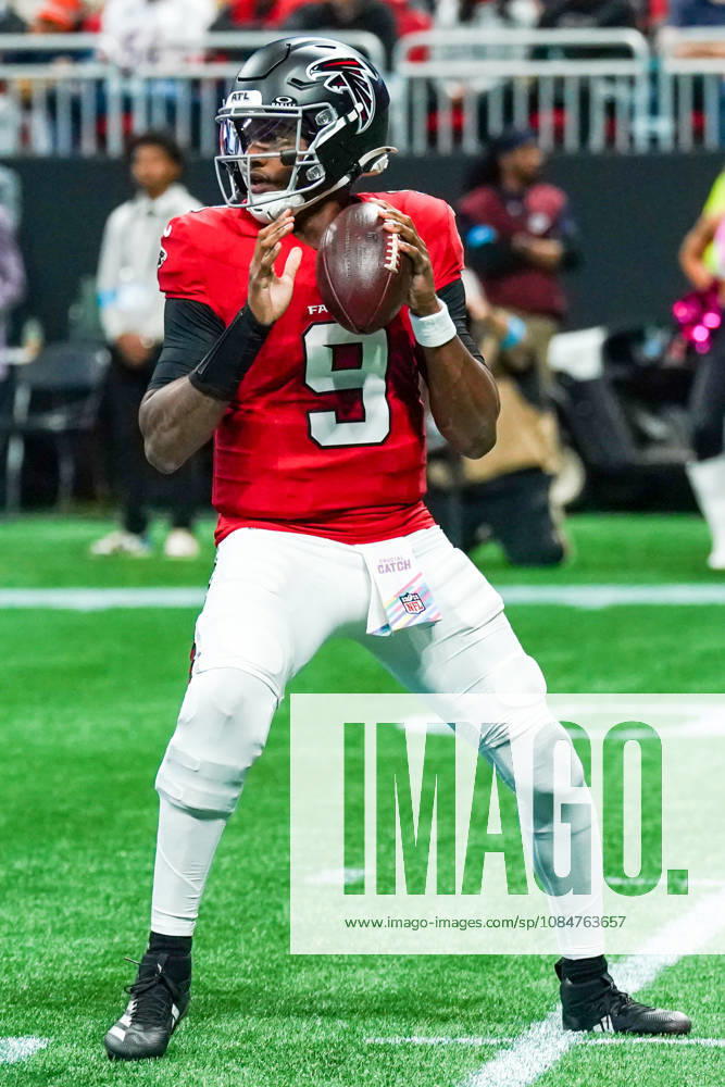 Atlanta Falcons quarterback Michael Penix Jr (9) looks to throw the ball during the game against the Chicago Bears at Mercedes-Benz Stadium. NFL, American Football Herren, USA Chicago Beras At Atlanta Falcons - ZUMAw109 20261018_fap_w109_017