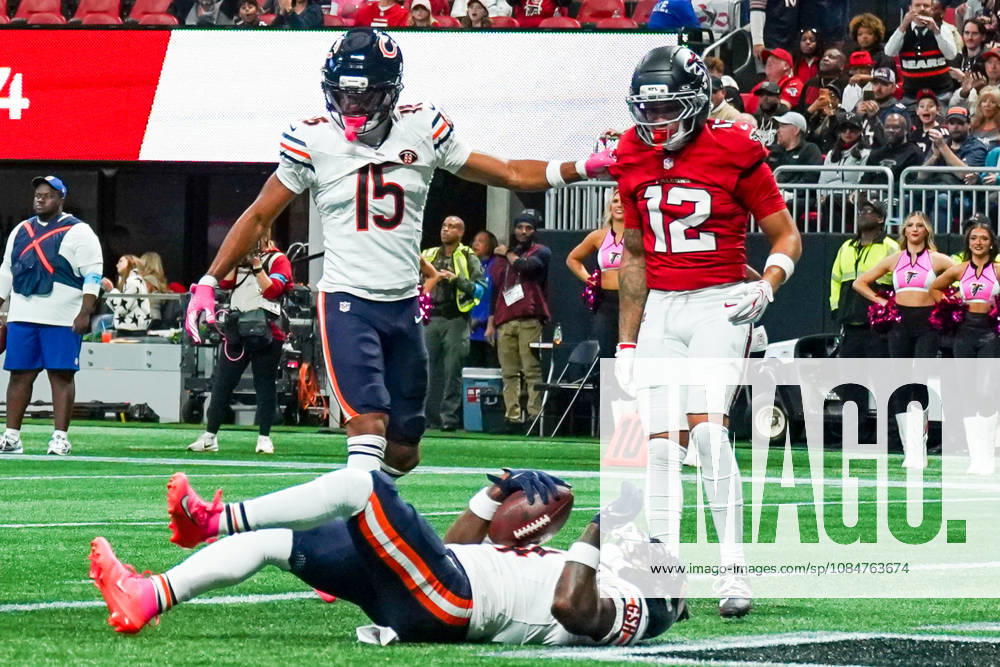 Chicago Bears running back D Andre Swift (4) lies on the ground after a touchdown during the game against the Atlanta Falcons at Mercedes-Benz Stadium. NFL, American Football Herren, USA Chicago Beras At Atlanta Falcons - ZUMAw109 20261018_fap_w109_016