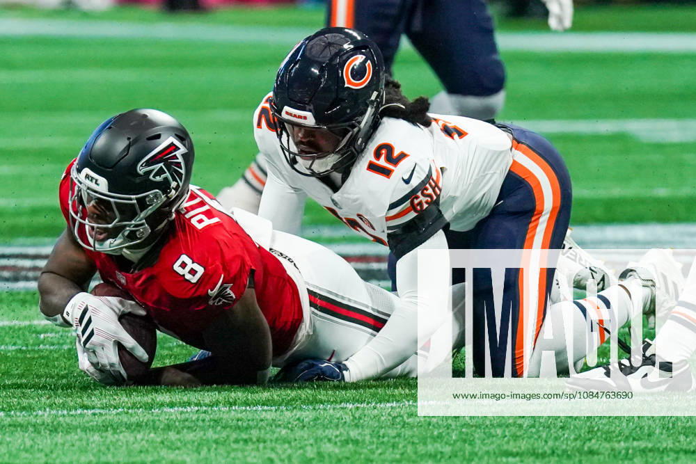 Atlanta Falcons tight end Kyle Pitts Sr (8) is tackled by Chicago Bears linebacker Devin Bush (12) during the game at Mercedes-Benz Stadium. NFL, American Football Herren, USA Chicago Beras At Atlanta Falcons - ZUMAw109 20261018_fap_w109_020