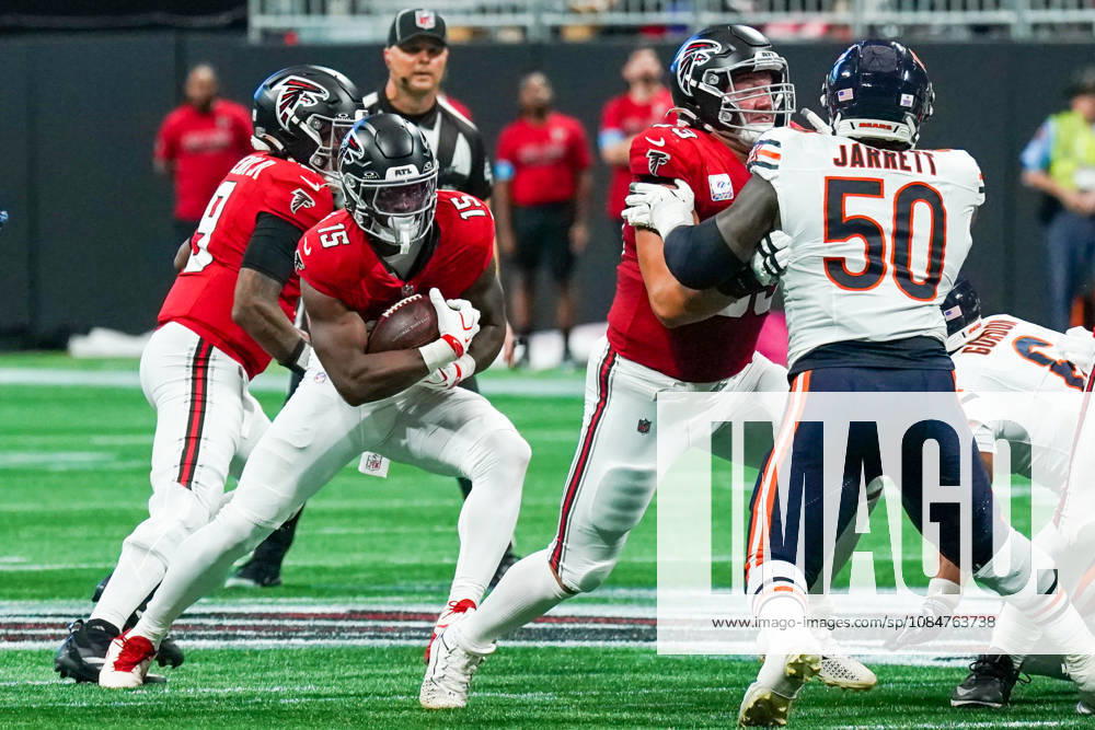 Atlanta Falcons running back Brian Robinson Jr (15) runs with the ball during the game against the Chicago Bears at Mercedes-Benz Stadium. NFL, American Football Herren, USA Chicago Beras At Atlanta Falcons - ZUMAw109 20261018_fap_w109_021