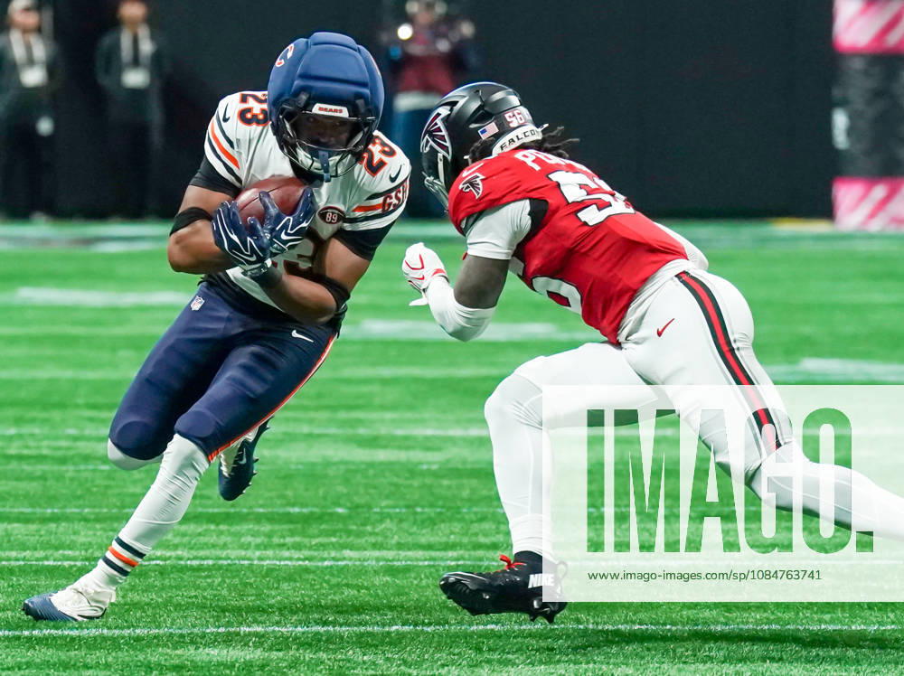 Chicago Bears running back Roschon Johnson (23) runs with the ball during the game as Atlanta Falcons linebacker Harold Perkins Jr tackles at Mercedes-Benz Stadium. NFL, American Football Herren, USA Chicago Beras At Atlanta Falcons - ZUMAw109 20261018_fap_w109_022