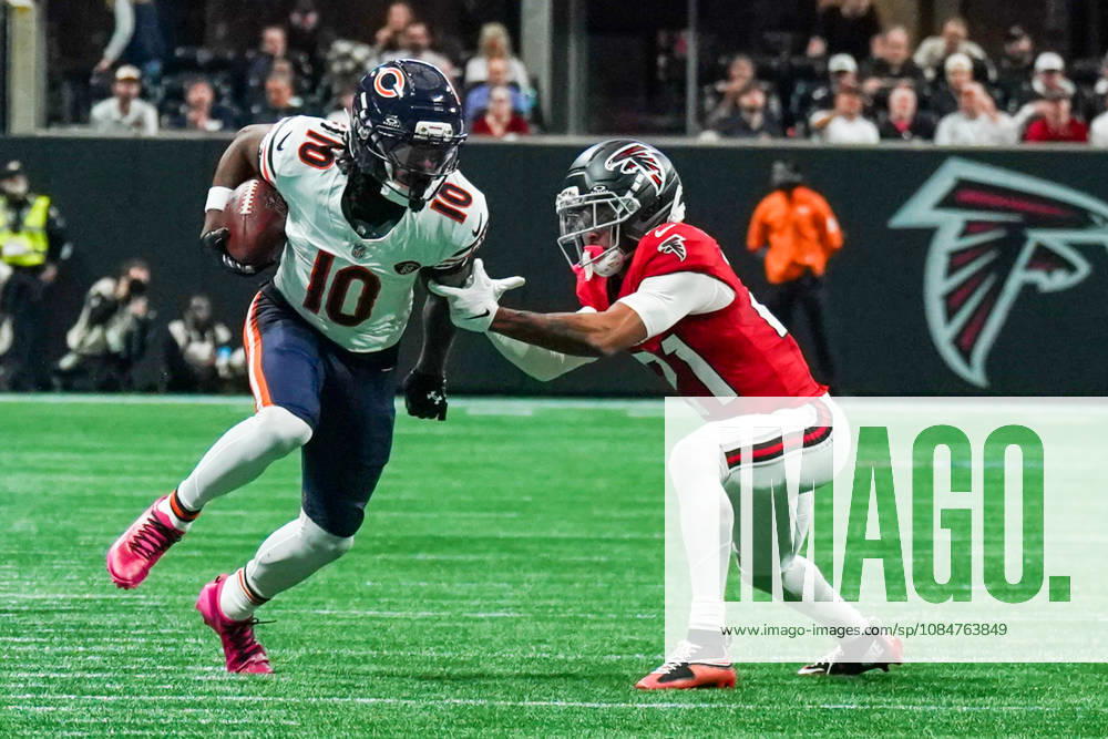 Chicago Bears wide receiver Luther Burden III (10) runs with the ball as Atlanta Falcons cornerback Mike Hughes (21) attempts to tackle during the game at Mercedes-Benz Stadium. NFL, American Football Herren, USA Chicago Beras At Atlanta Falcons - ZUMAw109 20261018_fap_w109_024