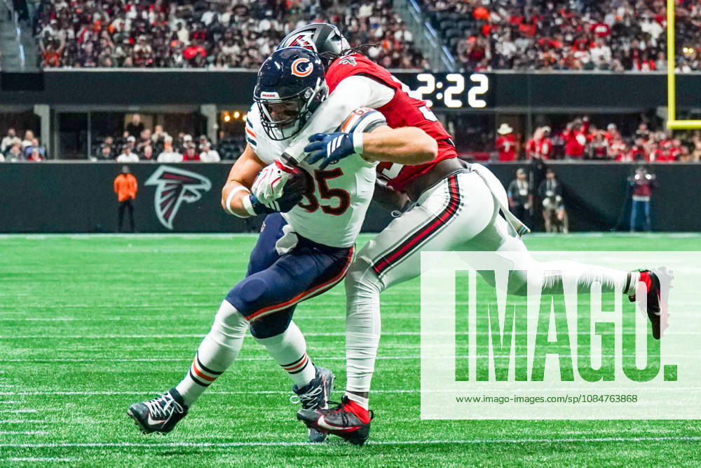 Chicago Bears tight end Cole Kmet (85) runs with the ball as Atlanta Falcons linebacker Kendal Daniels (53) attempts to tacklet during the game at Mercedes-Benz Stadium. NFL, American Football Herren, USA Chicago Beras At Atlanta Falcons - ZUMAw109 20261018_fap_w109_025
