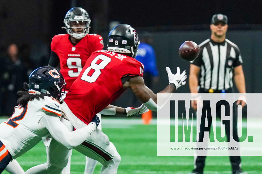 Atlanta Falcons quarterback Michael Penix Jr (9) throws a pass to tight end Kyle Pitts Sr (8) as Chicago Bears linebacker Devin Bush (12) attempts to tackle during the game at Mercedes-Benz Stadium. NFL, American Football Herren, USA Chicago Beras At Atlanta Falcons - ZUMAw109 20261018_fap_w109_027