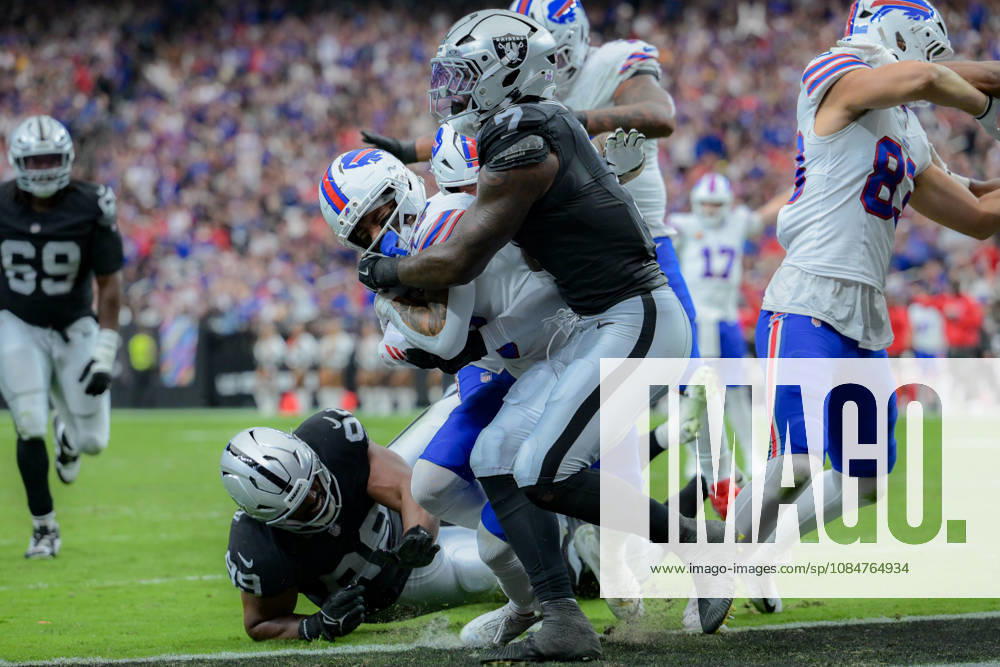 SHAKIR 10 of The Buffalo Bills manage to get the ball and score a touch down during week 6 NFL, American Football Herren, USA game at the Allegiant stadium in Las Vegas. The Buffalo Bills Defeated The Las Vegas Raiders 33-30 - ZUMAo117 20261018_zsp_o117_027