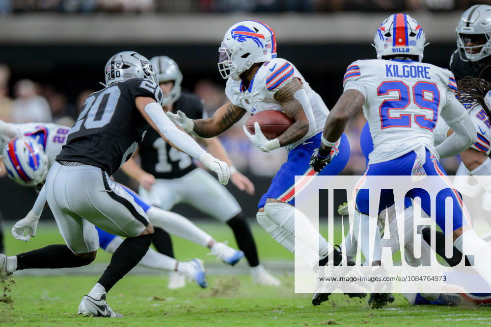 DORIAN WILLIAMS 42 of the Buffalo Bills collide in a physical battle at the line during week 6 NFL, American Football Herren, USA game at the Allegiant stadium in Las Vegas. The Buffalo Bills Defeated The Las Vegas Raiders 33-30 - ZUMAo117 20261018_zsp_o117_035