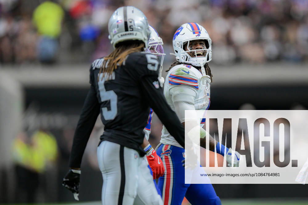 Las Vegas Raiders and Buffalo Bills Collide in a physical battle at the line during week 6 NFL, American Football Herren, USA game at the Allegiant stadium in Las Vegas. The Buffalo Bills Defeated The Las Vegas Raiders 33-30 - ZUMAo117 20261018_zsp_o117_039