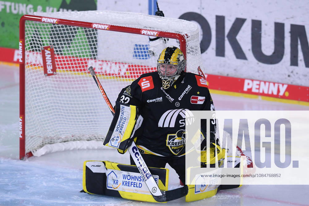 Eishockey Penny DEL 10. Spieltag Krefeld Pinguine - Eisbären Berlin am 18.10.2026 in der Yayla Arena in Krefeld Juha Jatkola ( Krefeld ) Gemäß den Vorgaben der DEL Deutsche Eishockey Liga ist die Publikation und Weiterverwertung der Aufnahmen in elektronischen Medien und Endgeräten aller Art während des laufenden Spiels nicht zulässig.