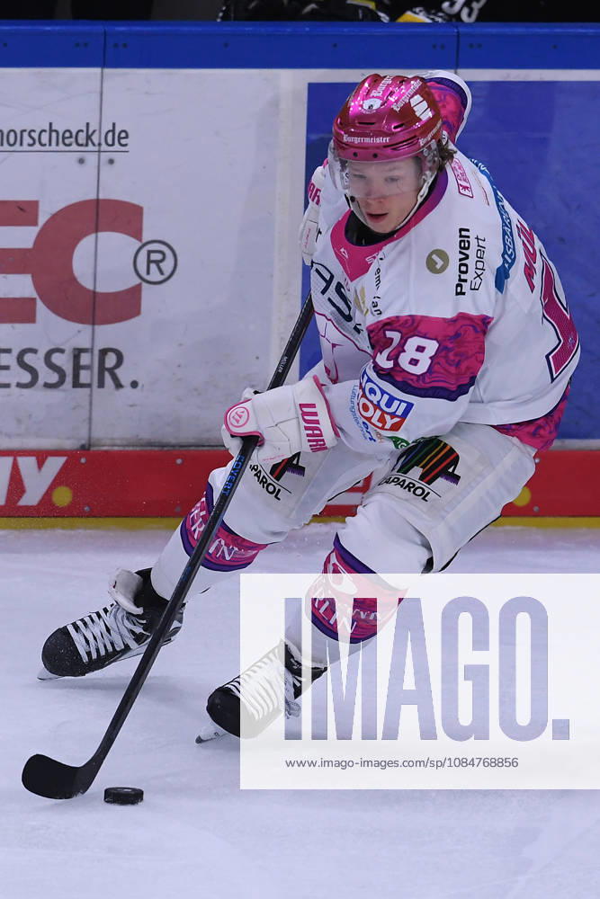 Eishockey Penny DEL 10. Spieltag Krefeld Pinguine - Eisbären Berlin am 18.10.2026 in der Yayla Arena in Krefeld Jonas Müller ( Berlin ) Gemäß den Vorgaben der DEL Deutsche Eishockey Liga ist die Publikation und Weiterverwertung der Aufnahmen in elektronischen Medien und Endgeräten aller Art während des laufenden Spiels nicht zulässig.