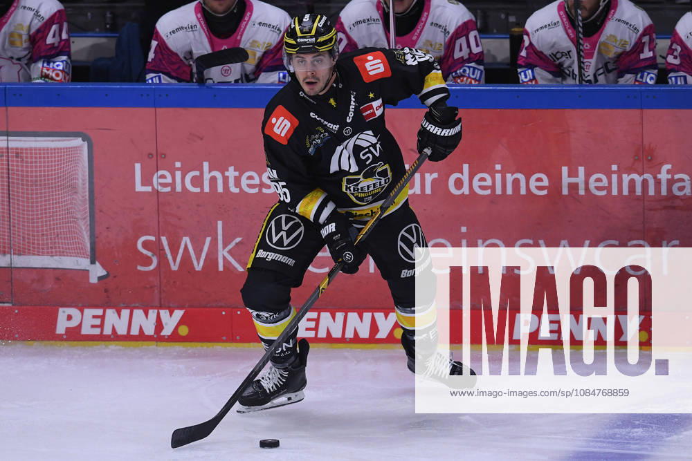 Eishockey Penny DEL 10. Spieltag Krefeld Pinguine - Eisbären Berlin am 18.10.2026 in der Yayla Arena in Krefeld Mathew Santos ( Krefeld ) Gemäß den Vorgaben der DEL Deutsche Eishockey Liga ist die Publikation und Weiterverwertung der Aufnahmen in elektronischen Medien und Endgeräten aller Art während des laufenden Spiels nicht zulässig.