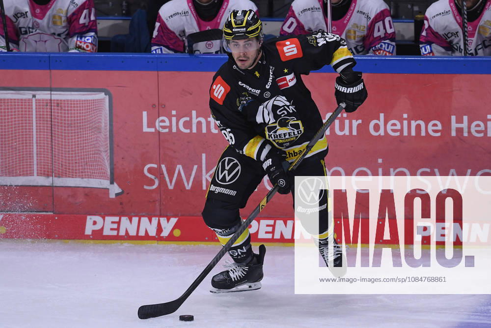 Eishockey Penny DEL 10. Spieltag Krefeld Pinguine - Eisbären Berlin am 18.10.2026 in der Yayla Arena in Krefeld Mathew Santos ( Krefeld ) Gemäß den Vorgaben der DEL Deutsche Eishockey Liga ist die Publikation und Weiterverwertung der Aufnahmen in elektronischen Medien und Endgeräten aller Art während des laufenden Spiels nicht zulässig.