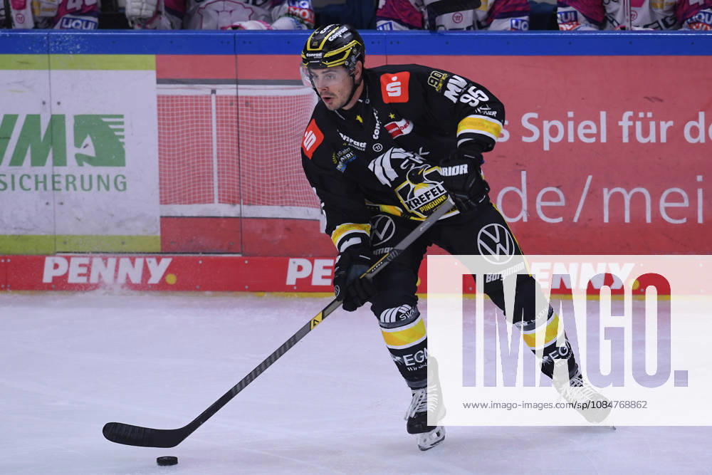 Eishockey Penny DEL 10. Spieltag Krefeld Pinguine - Eisbären Berlin am 18.10.2026 in der Yayla Arena in Krefeld Mathew Santos ( Krefeld ) Gemäß den Vorgaben der DEL Deutsche Eishockey Liga ist die Publikation und Weiterverwertung der Aufnahmen in elektronischen Medien und Endgeräten aller Art während des laufenden Spiels nicht zulässig.