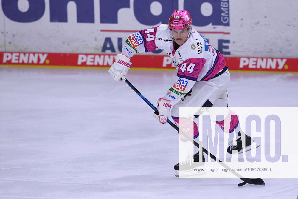 Eishockey Penny DEL 10. Spieltag Krefeld Pinguine - Eisbären Berlin am 18.10.2026 in der Yayla Arena in Krefeld Brandon Davidson ( Berlin ) Gemäß den Vorgaben der DEL Deutsche Eishockey Liga ist die Publikation und Weiterverwertung der Aufnahmen in elektronischen Medien und Endgeräten aller Art während des laufenden Spiels nicht zulässig.