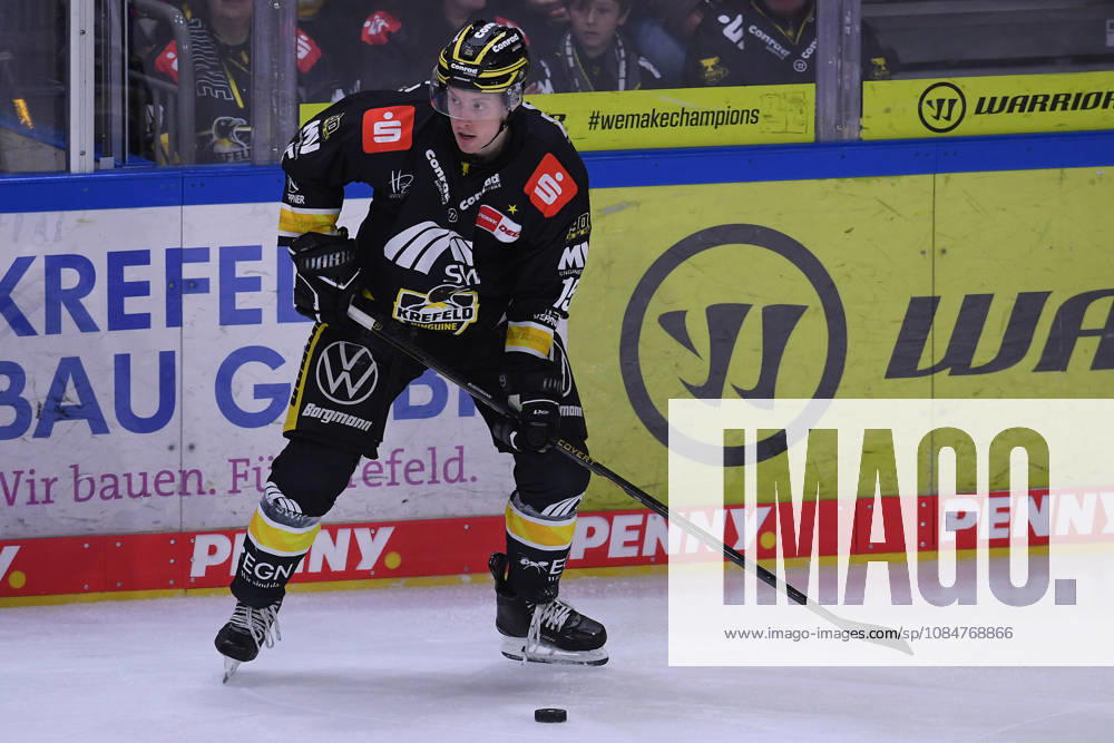 Eishockey Penny DEL 10. Spieltag Krefeld Pinguine - Eisbären Berlin am 18.10.2026 in der Yayla Arena in Krefeld Erik Buschmann ( Krefeld ) Gemäß den Vorgaben der DEL Deutsche Eishockey Liga ist die Publikation und Weiterverwertung der Aufnahmen in elektronischen Medien und Endgeräten aller Art während des laufenden Spiels nicht zulässig.