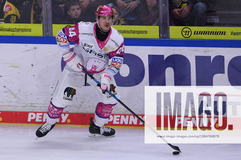 Eishockey Penny DEL 10. Spieltag Krefeld Pinguine - Eisbären Berlin am 18.10.2026 in der Yayla Arena in Krefeld Brandon Davidson ( Berlin ) Gemäß den Vorgaben der DEL Deutsche Eishockey Liga ist die Publikation und Weiterverwertung der Aufnahmen in elektronischen Medien und Endgeräten aller Art während des laufenden Spiels nicht zulässig.