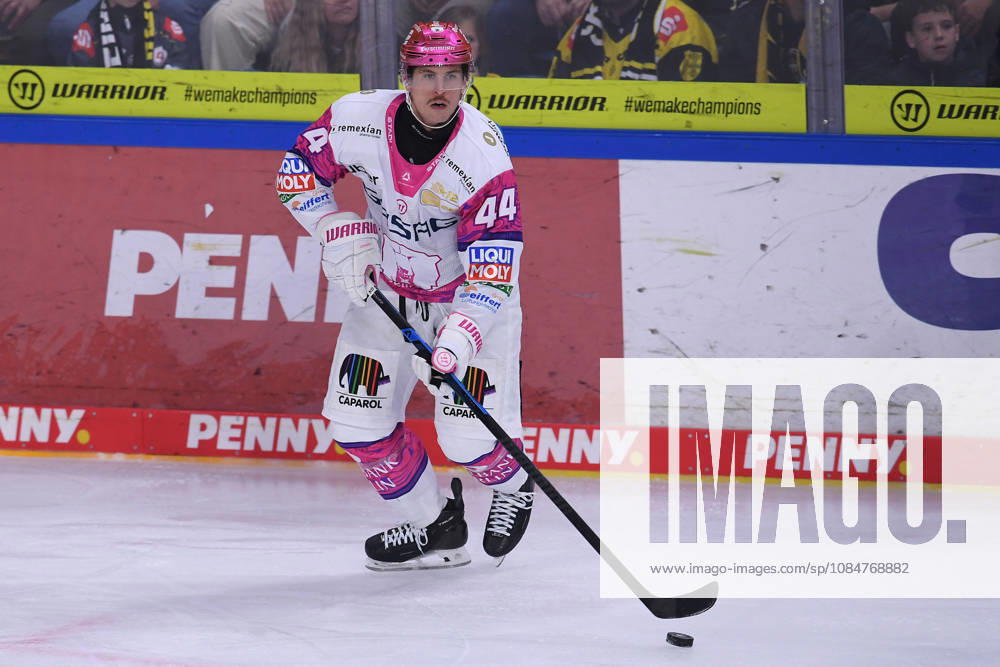 Eishockey Penny DEL 10. Spieltag Krefeld Pinguine - Eisbären Berlin am 18.10.2026 in der Yayla Arena in Krefeld Brandon Davidson ( Berlin ) Gemäß den Vorgaben der DEL Deutsche Eishockey Liga ist die Publikation und Weiterverwertung der Aufnahmen in elektronischen Medien und Endgeräten aller Art während des laufenden Spiels nicht zulässig.