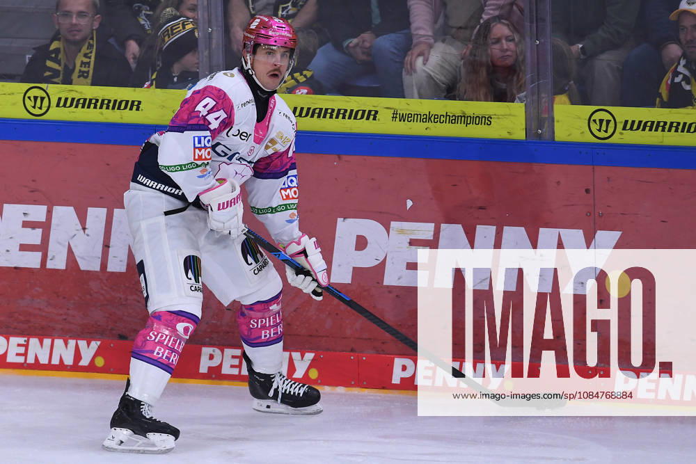 Eishockey Penny DEL 10. Spieltag Krefeld Pinguine - Eisbären Berlin am 18.10.2026 in der Yayla Arena in Krefeld Brandon Davidson ( Berlin ) Gemäß den Vorgaben der DEL Deutsche Eishockey Liga ist die Publikation und Weiterverwertung der Aufnahmen in elektronischen Medien und Endgeräten aller Art während des laufenden Spiels nicht zulässig.
