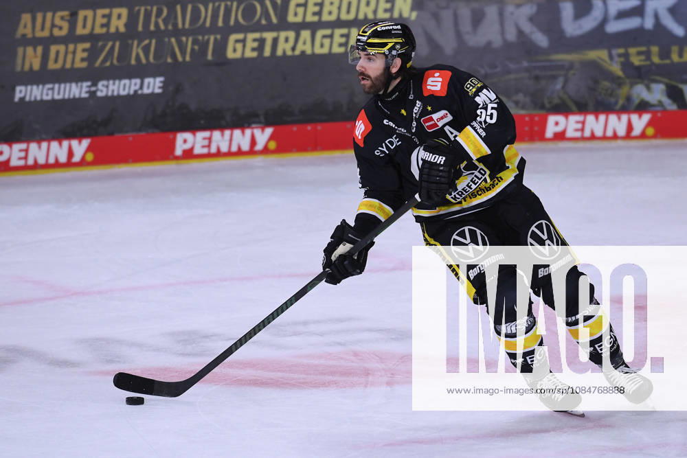 Eishockey Penny DEL 10. Spieltag Krefeld Pinguine - Eisbären Berlin am 18.10.2026 in der Yayla Arena in Krefeld Davis Vandane ( Krefeld ) Gemäß den Vorgaben der DEL Deutsche Eishockey Liga ist die Publikation und Weiterverwertung der Aufnahmen in elektronischen Medien und Endgeräten aller Art während des laufenden Spiels nicht zulässig.