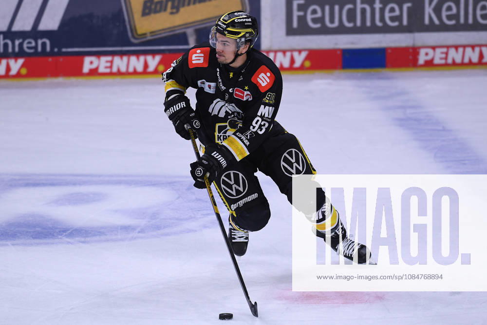 Eishockey Penny DEL 10. Spieltag Krefeld Pinguine - Eisbären Berlin am 18.10.2026 in der Yayla Arena in Krefeld Stuart Percy ( Krefeld ) Gemäß den Vorgaben der DEL Deutsche Eishockey Liga ist die Publikation und Weiterverwertung der Aufnahmen in elektronischen Medien und Endgeräten aller Art während des laufenden Spiels nicht zulässig.