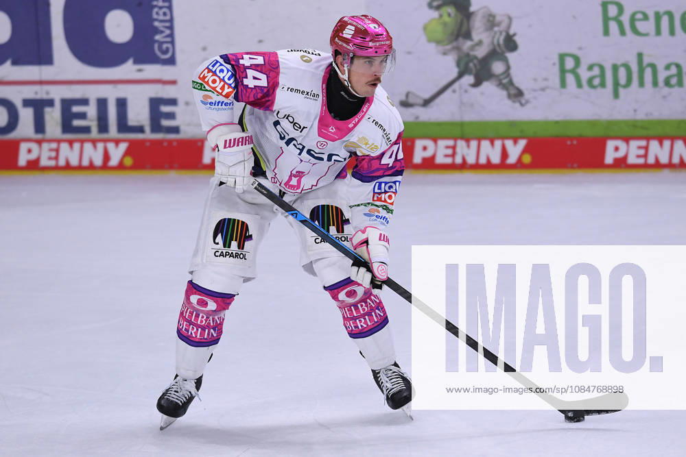 Eishockey Penny DEL 10. Spieltag Krefeld Pinguine - Eisbären Berlin am 18.10.2026 in der Yayla Arena in Krefeld Brandon Davidson ( Berlin ) Gemäß den Vorgaben der DEL Deutsche Eishockey Liga ist die Publikation und Weiterverwertung der Aufnahmen in elektronischen Medien und Endgeräten aller Art während des laufenden Spiels nicht zulässig.