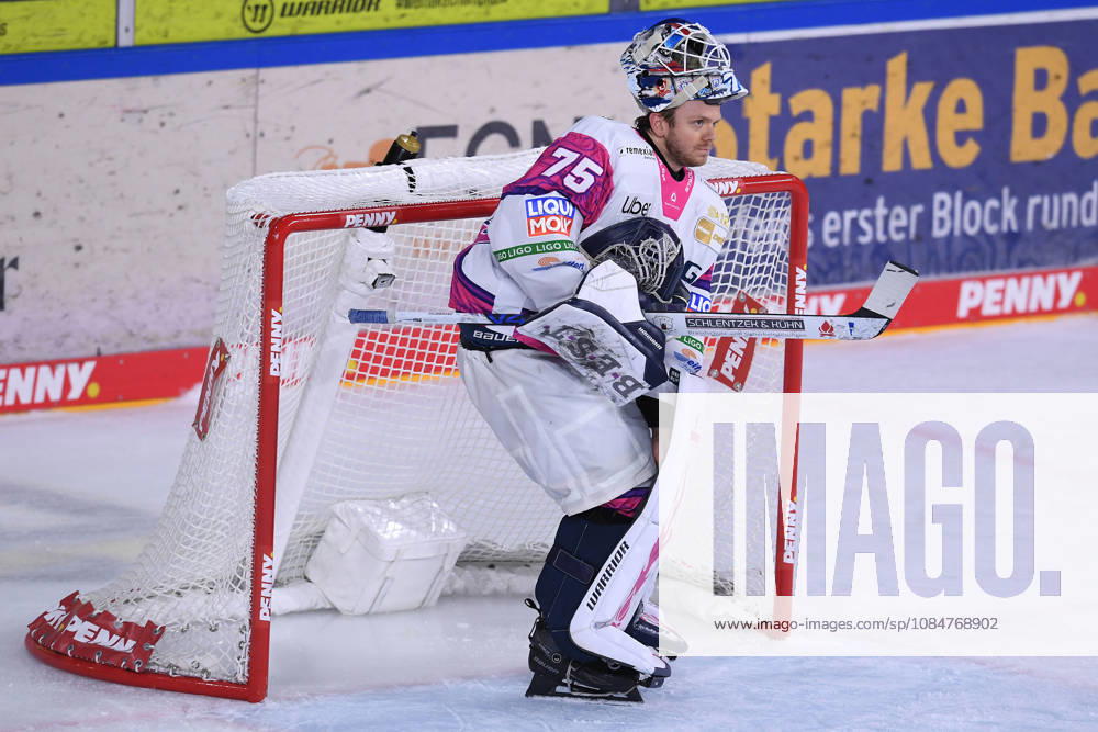 Eishockey Penny DEL 10. Spieltag Krefeld Pinguine - Eisbären Berlin am 18.10.2026 in der Yayla Arena in Krefeld Jonas Neffin ( Berlin ) Gemäß den Vorgaben der DEL Deutsche Eishockey Liga ist die Publikation und Weiterverwertung der Aufnahmen in elektronischen Medien und Endgeräten aller Art während des laufenden Spiels nicht zulässig.