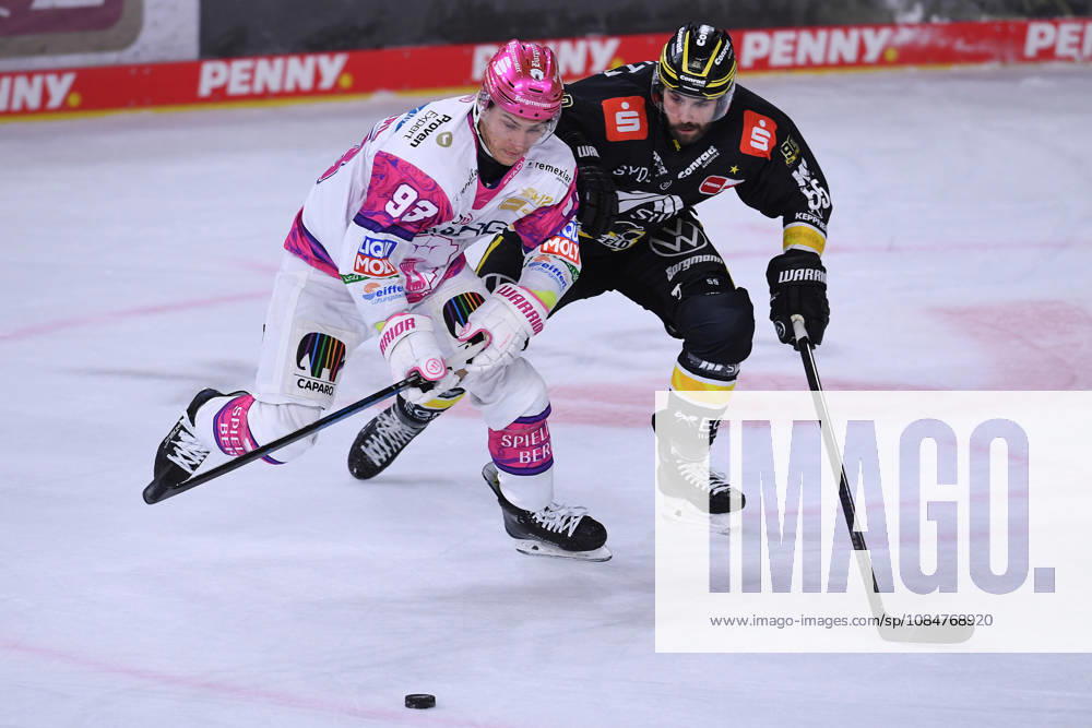Eishockey Penny DEL 10. Spieltag Krefeld Pinguine - Eisbären Berlin am 18.10.2026 in der Yayla Arena in Krefeld Leonard Pföderl ( Berlin ), links - Davis Vandane ( Krefeld ), rechts Gemäß den Vorgaben der DEL Deutsche Eishockey Liga ist die Publikation und Weiterverwertung der Aufnahmen in elektronischen Medien und Endgeräten aller Art während des laufenden Spiels nicht zulässig.